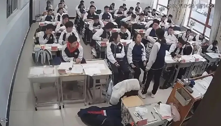 校园霸凌，我上初中时有个男生总欺负我，我总躲着他，后来抢我的饭，我追上他打的他满