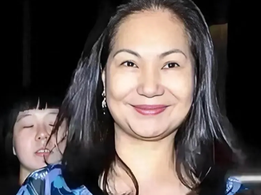 黄春梅
让两个女儿初中刚毕业就去混社会，
为她挣钱离婚，

女儿弥留之际，她还在