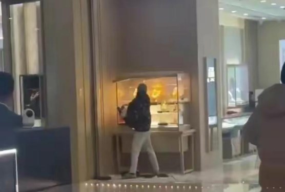 在中国也出现了“零元购”，男子高喊：拥有外交豁免权。3月9日晚，一男子抢劫杭州万
