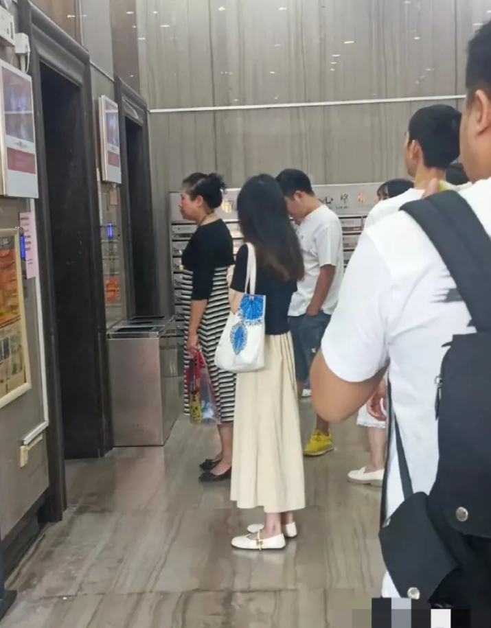 这穿搭，简直是清纯的极致典范