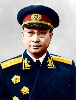 陈赓刚上火车，只见一个黑衣人迎面向他走来，说道:“陈先生，长官有请”
陈赓身为黄