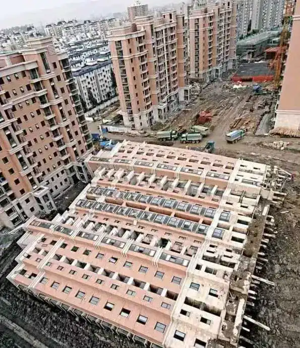 有人说，除了地基不行，房子本身盖得很结实啊😆，这样倒下都沒有散架。
