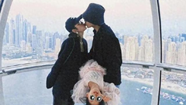 唐艺昕发与张若昀亲吻照，张若昀一手搂着老婆亲，一手抱着孩子