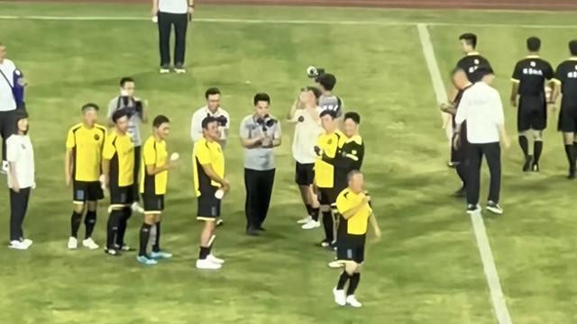 曾志伟现身宁波香山寺被曝投资寺庙是常客，脚上巴黎世家鞋子大了