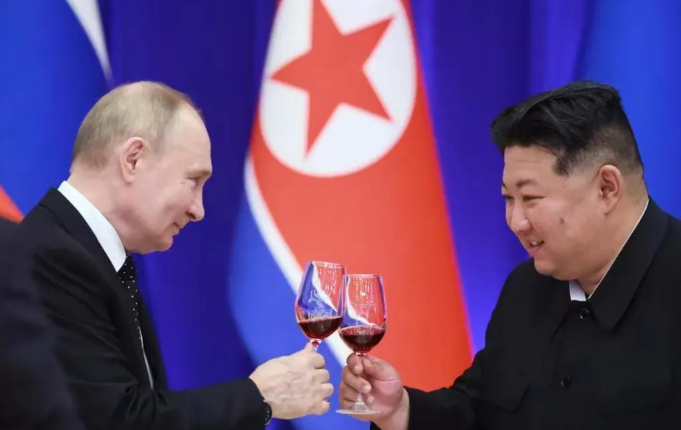 金正恩这次真是狠了点！俄罗斯打乌克兰缺武器，朝鲜直接给送上炮弹、导弹，甚至还派特