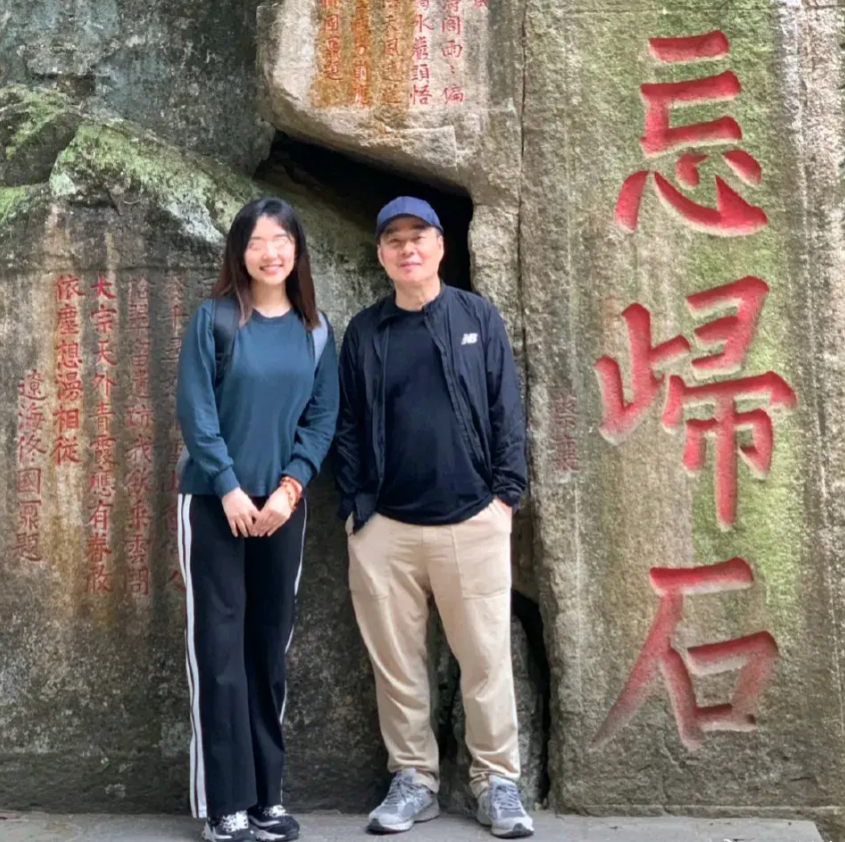 在张教授被抓之前，网上流传出他和中国美院的女研究生一起出游的照片。这张照片引起了