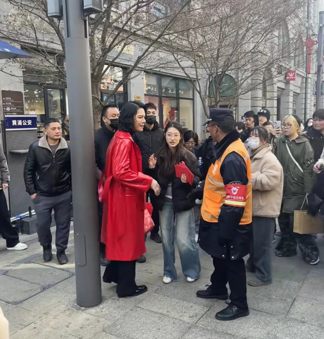 上海的流量不好蹭，向佐在步行街搞行为艺术被保安驱赶。有网友说是保安不认识向佐，就