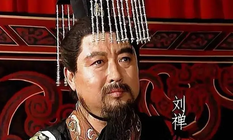 景元四年十一月，刘禅把带着太子刘璿、诸王及群臣六十多人向邓艾营中投降。

司马昭