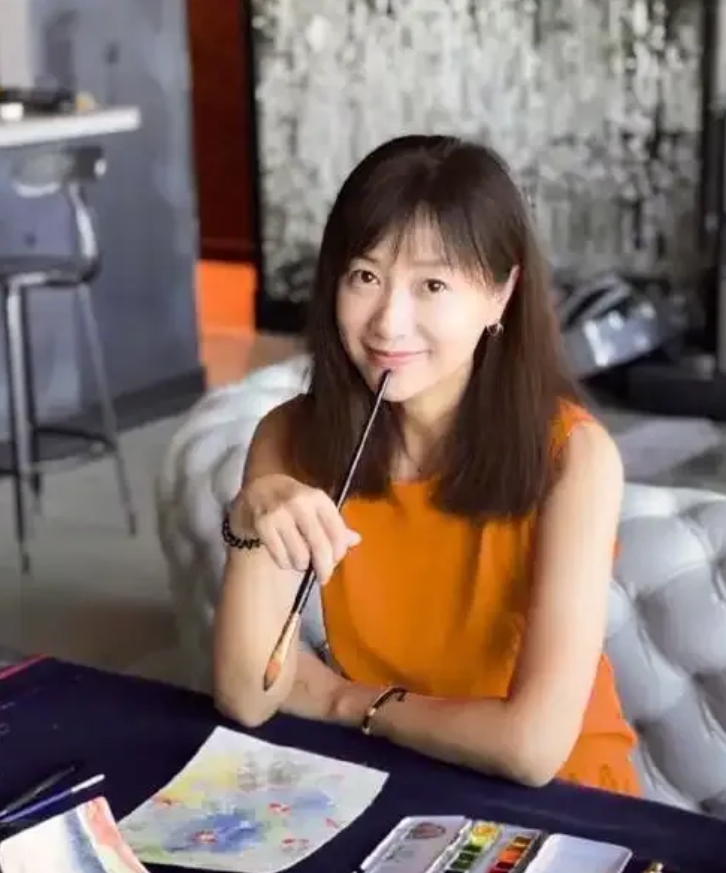 简直太意外了，著名歌手、大美女杨钰莹虽然说独身一人，但却生活的特别潇洒，独自去海