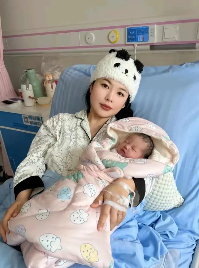 河北石家庄，刚出生的孙子随儿媳妇姓，公婆立马就收走新房，开走新车，要求要儿子儿媳