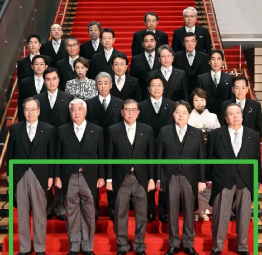 日本内阁大臣乱穿裤子，不顾日本脸面！

一、日本石破茂内阁，一群大臣们的合影，看