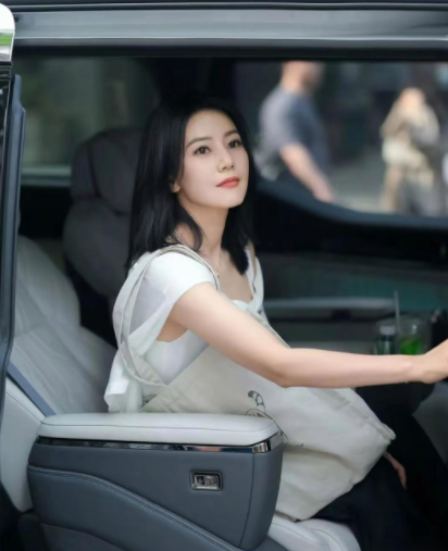 高圆圆，如未经雕琢的天然美玉，似清晨含露的荷花，自然流露出纯净的魅力。