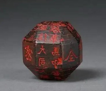 中学生捡到黑炭上交，十年后发现是国宝

                    