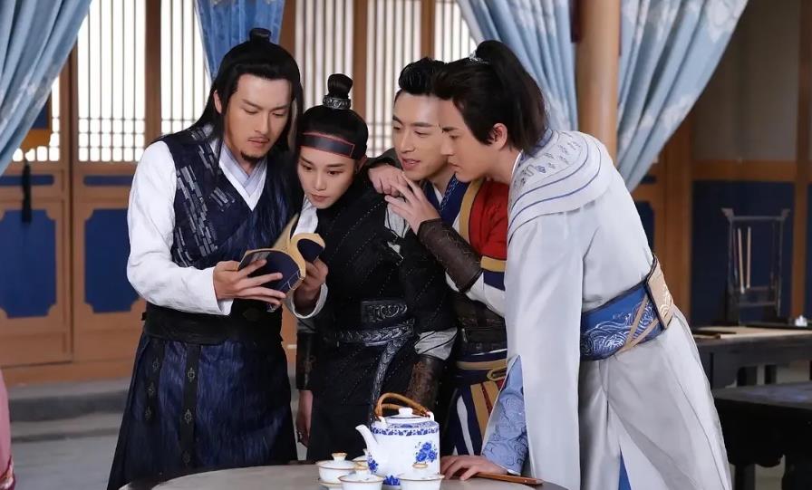 《欢乐英雄之少侠外传》是古龙原著改编的古装轻喜剧，由尚敬执导，孙艺洲、白客、杨玏