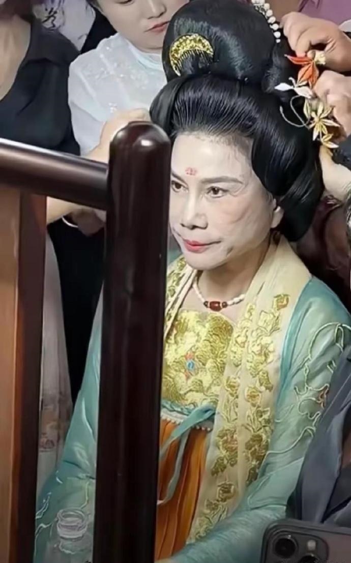 董明珠化浓妆穿古装参加活动