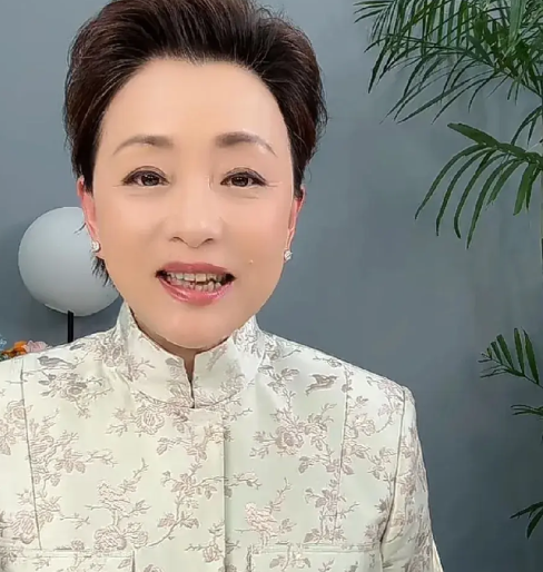 刚看了杨澜的直播，心里对她的好感一下子消失了，她还缺钱吗？用得着这样着急吗？
