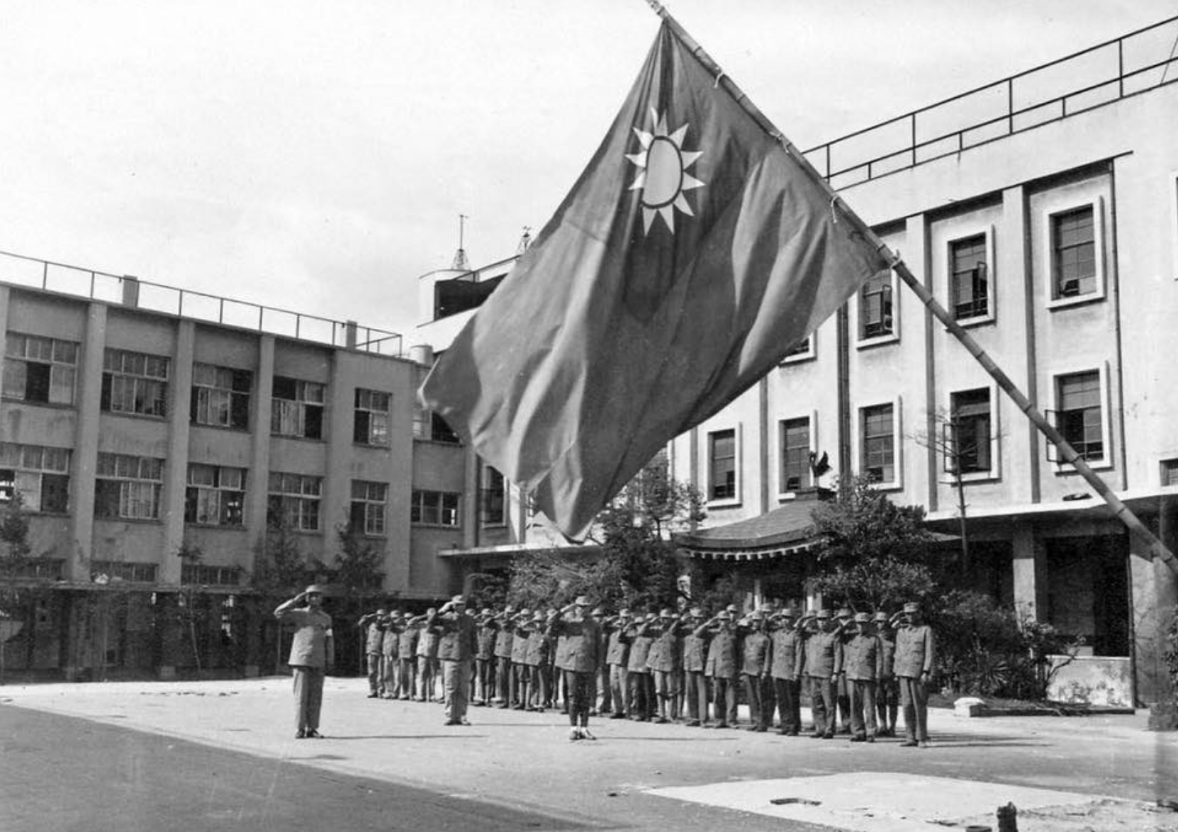 1945年9月8日，在位于日本大阪的中国占领军总部，中国军队举行升旗仪式。