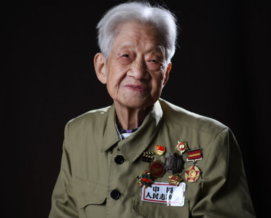 上甘岭战役中，一位战士因为全身被燃烧弹烧坏，嘴巴肿到无法张开，就在他干渴时，16