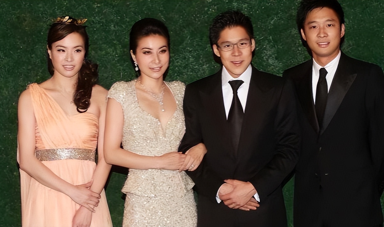 2012年，郭晶晶和霍启刚大婚，霍家送了一套北京300平的四合院和1100w的现