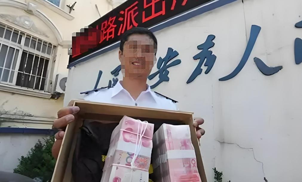 男子捡钱还人反被告

                             