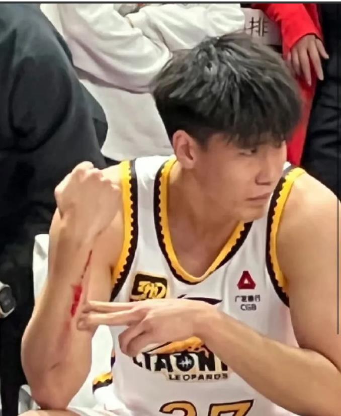广州外援这球也太夸张了吧！沃伦在明知道抢不到界外球权的情况下，直接把李虎翼撞出场