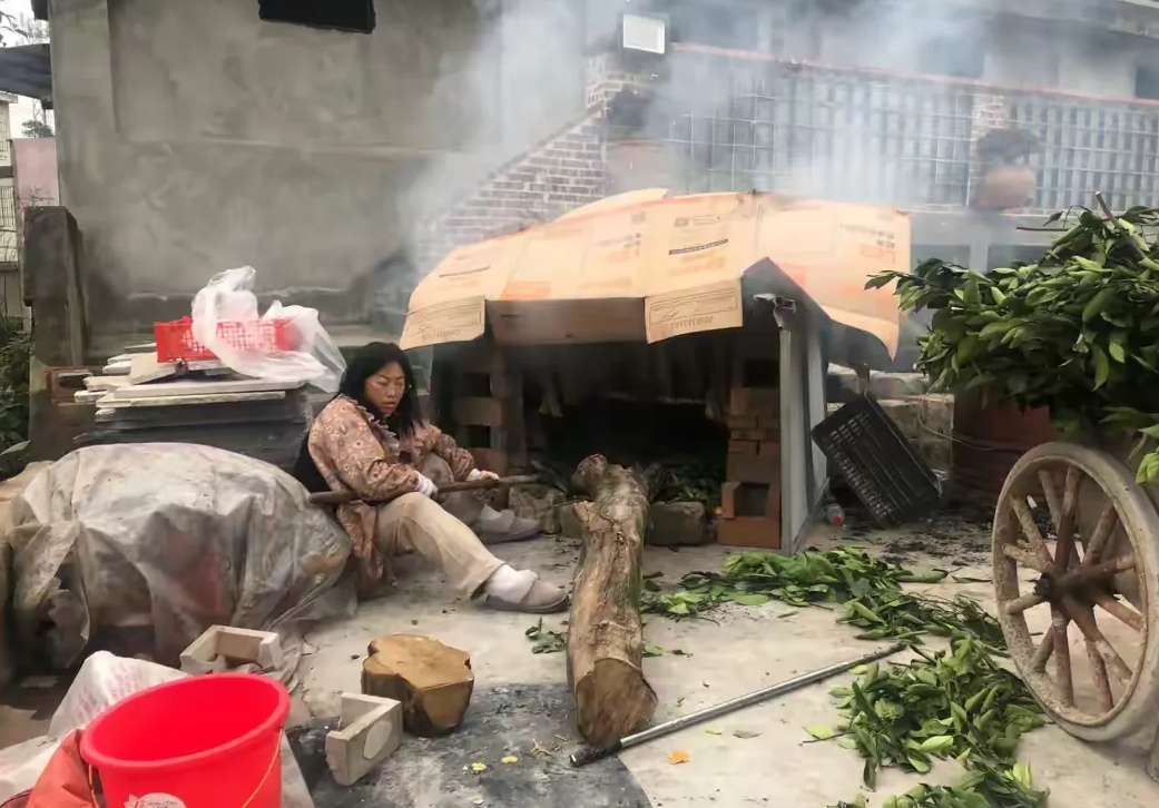 四川广安，有一名男子跟女友回老家过年，在女友的村子里，看到了一名女子坐在院子里用