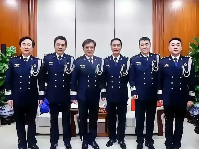    这八位演员，谁最像公安局长！ ​  