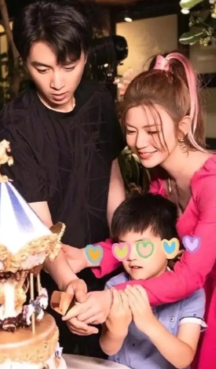 有人担心陈妍希将儿子带回台湾，陈晓将面临汪小菲当时的境遇。

其实完全不用担心，