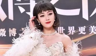 #热巴绝美造型# #娱乐圈热点讨论# #娱乐圈明星们的最新动态# 迪丽热巴：华丽