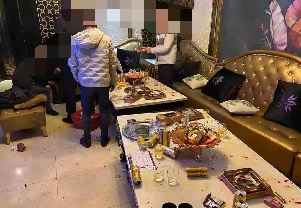 云南腾冲，男子在KTV包厢喝酒时，先是两次摸了朋友妻子的臀部。被制止后。男子又猥