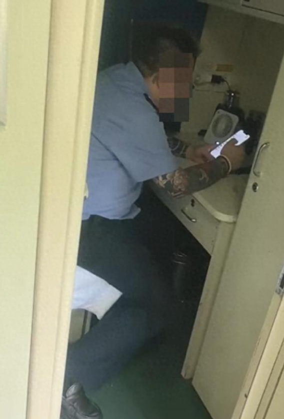 “列车乘务员纹身”这事在网上传得沸沸扬扬的，上海铁路很快就作出了回应。

他们的