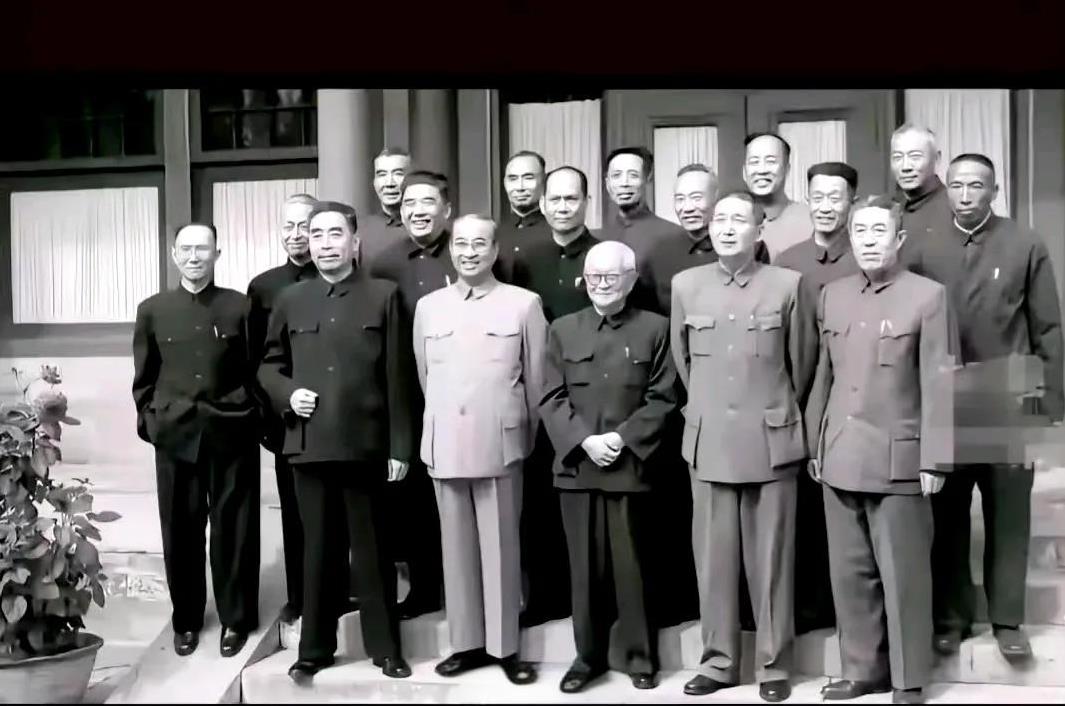 据说这张合影拍摄于1960年，周总理夫妇邀请杜聿明，王耀武等黄浦军校师生小聚后合
