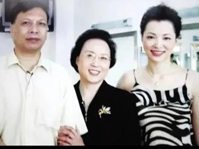 董卿回忆母亲：那份坚守与爱的力量