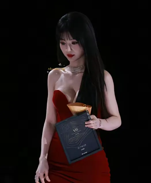 一张照片，让女星田曦薇直接封神！前几天，她在领奖台上的亮相，身材惊艳全场，不仅现
