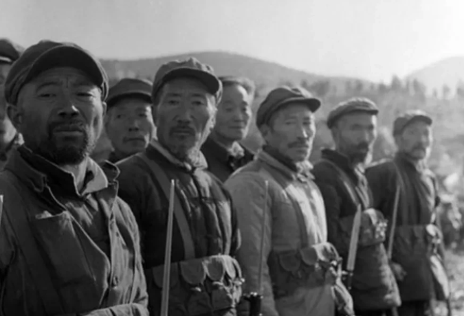 七十年代的民兵队伍中，有很多退伍的老战士，他们年轻时上过战场杀敌，虽然一把年纪，