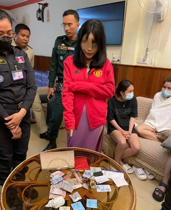 柬埔寨有个叫“龙之道”的抓龙筋店被查了。

在那里有多名中国“小姐”被抓，现场视