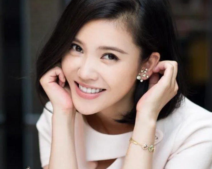 杨子姗是一位多才多艺、充满正能量的艺人