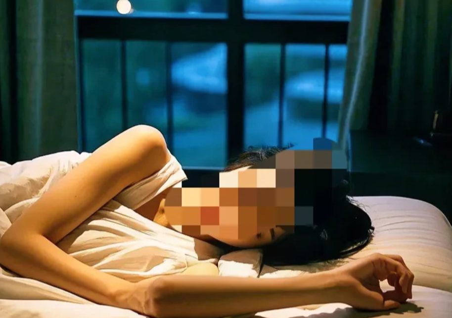 陕西，男子与女下属酒后开房并发生关系后，凌晨独自离开房间。女下属次日被发现死在房
