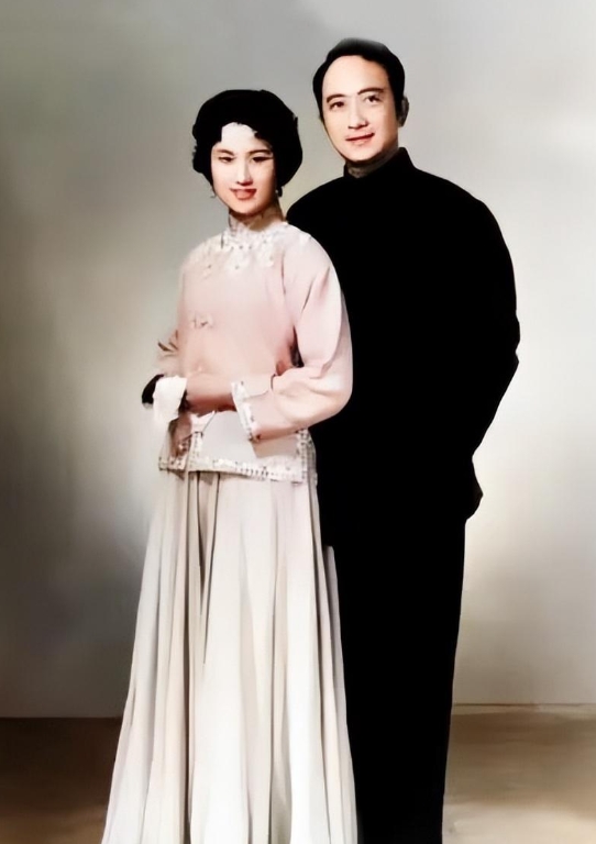 著名导演孙道临和妻子早年间的合影照片。镜头下的孙道临身穿中山装，身穿高大，温文儒