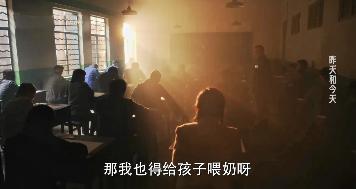 热播剧《小巷人家》原著里，有一个情节特有意思。故事背景开始于1977年10月12