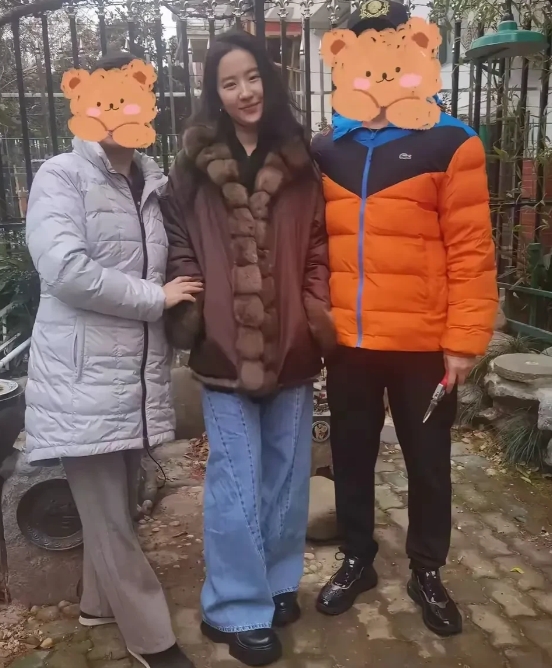刘亦菲，这是穿越了吗？
她在武汉街道上的这套穿搭仿佛回到了十多年前，
女神看上去