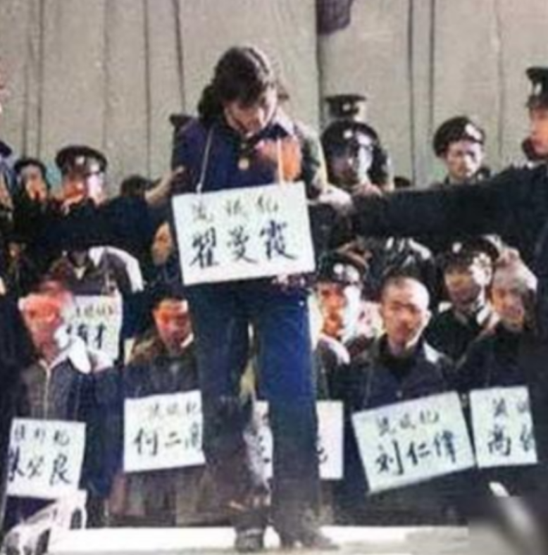 1983年，年仅25岁的“女流氓”翟曼霞跪在刑场等待被枪决，行刑前她突然对着天空