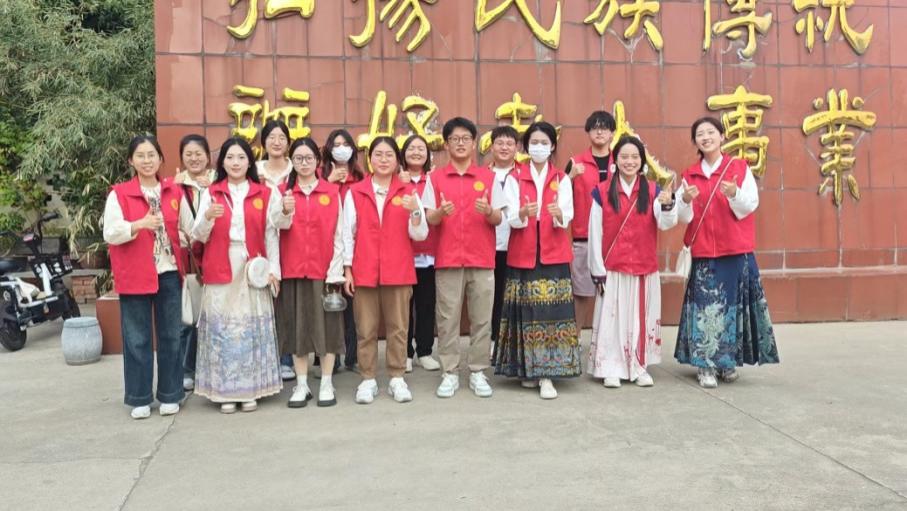 文学院社团举行“金秋时节，相约重阳”活动