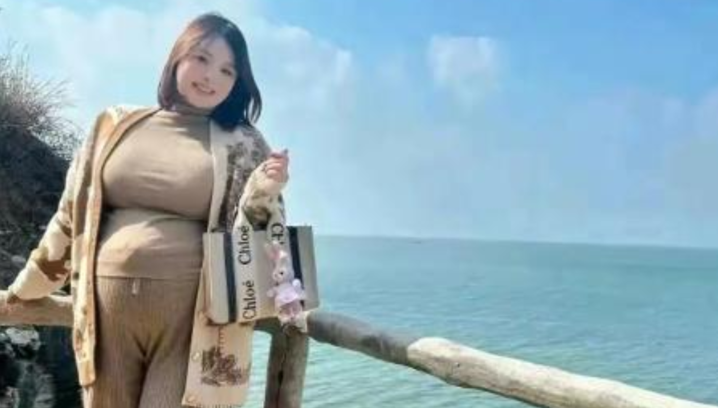 山东一景区，一张自拍引发热议！这位姓古的姑娘，一照片走红，网友脑洞大开，嘲讽连连