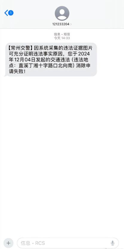 老头乐没乐我不知道，反正我是乐了。可怜的黑色轿车车主替老头乐背了黑锅