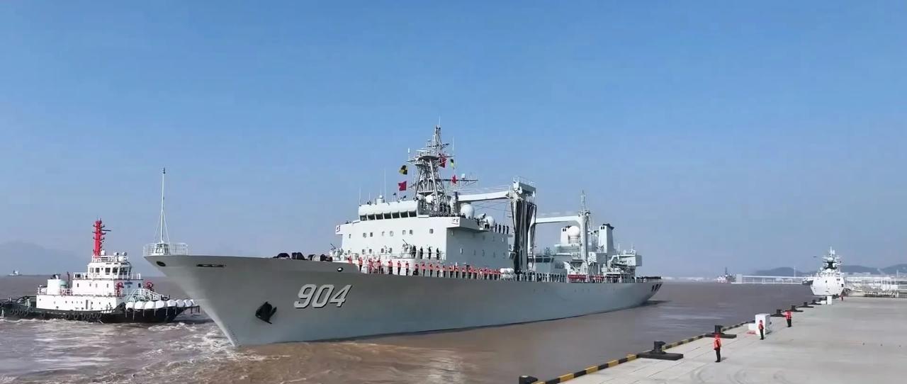海军第47批护航编队启航亚丁湾索马里海域护航了！
12月15日上午，东海舰队导