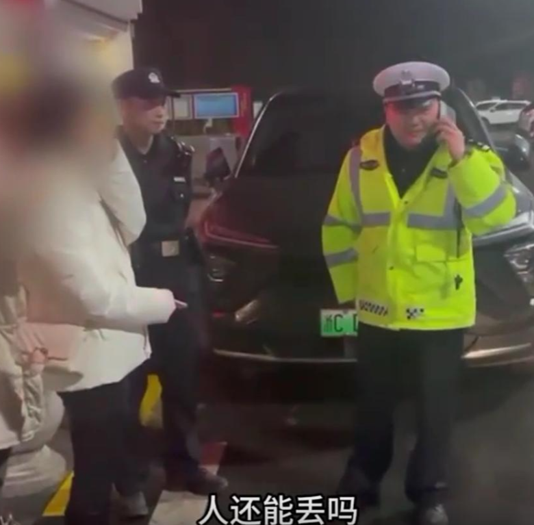 1月25日，一位粗心的父亲驾车从杭州返回阜阳，将俩女儿落在服务区。交警发问：东西