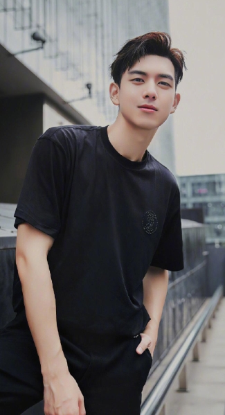 杨紫你和李现要干嘛！！到底要干嘛！！

2019 年那批人还在嘛！杨紫和李现这就