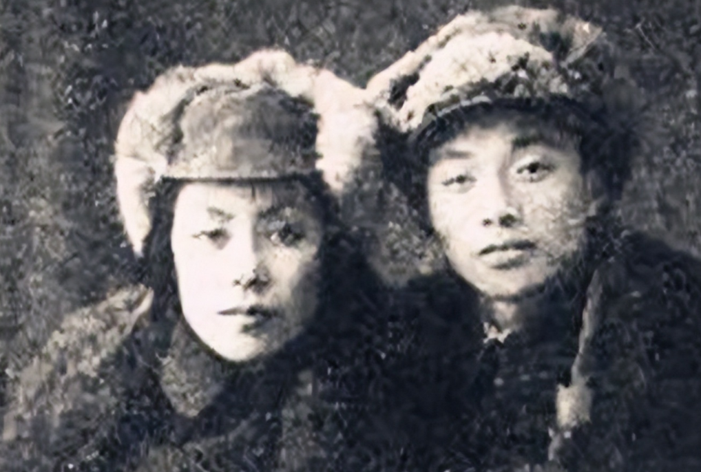 1955年授勋典礼上，朱德元帅走到一位年轻将领的身旁，目光落在他的勋章上，随后高