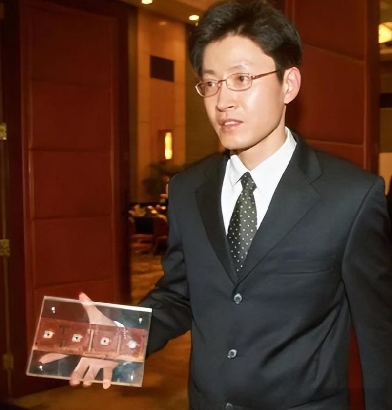 2001年，当陈进满怀热情地回到祖国，他成为了无数人心目中的科技英雄。以其出色的